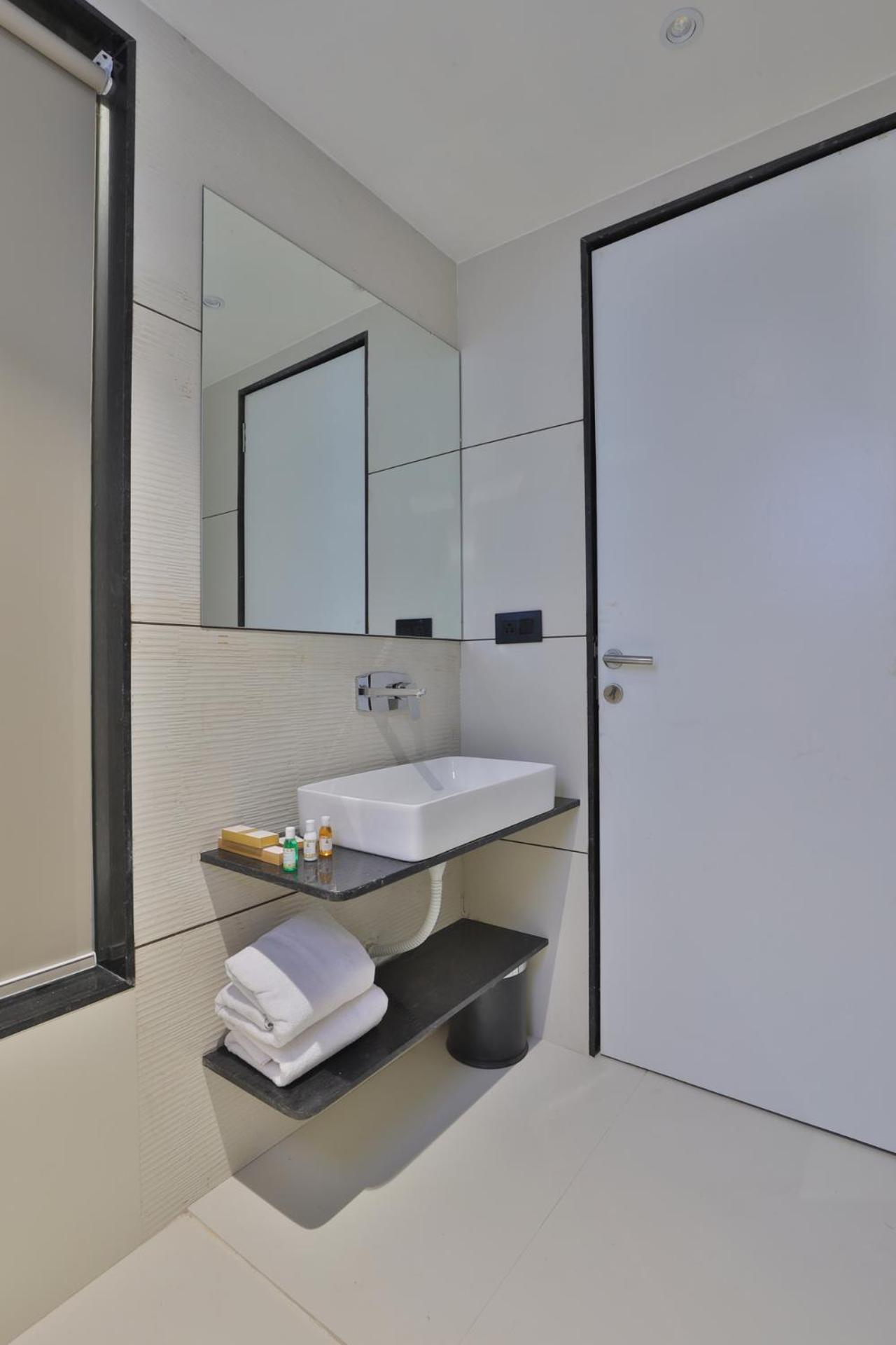 Hotel Elements Surate Extérieur photo